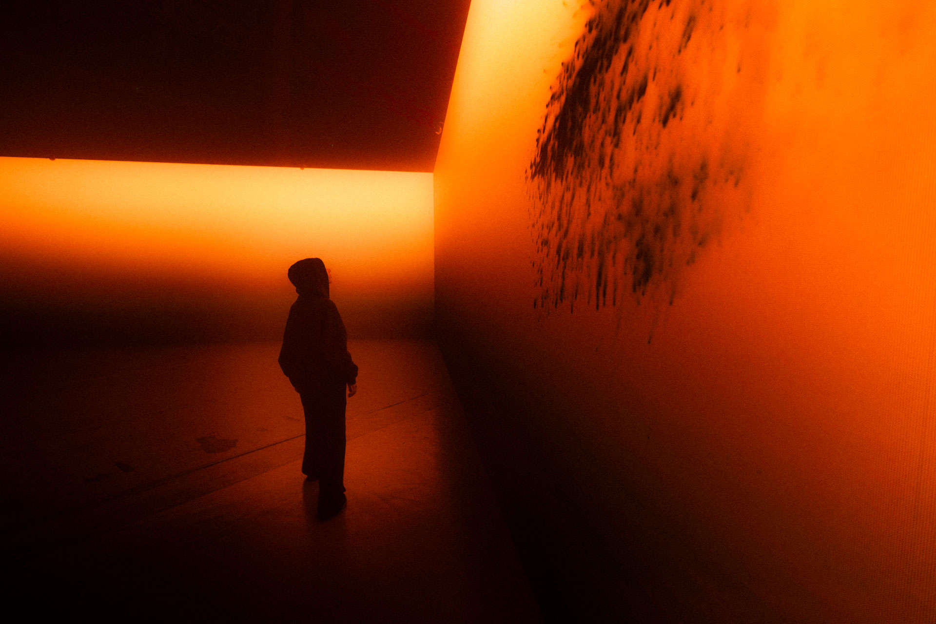 Exhibizz LED wall with visitors